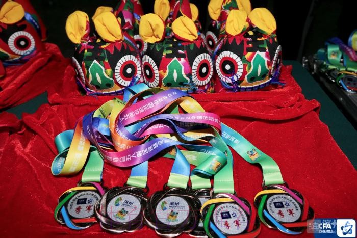 深圳南岭铁狼斩获2023五超联赛冠军奖杯